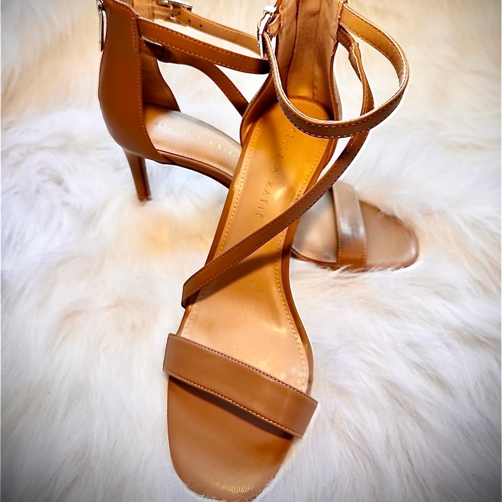 Kelly & Katie nude sandals size 8.5